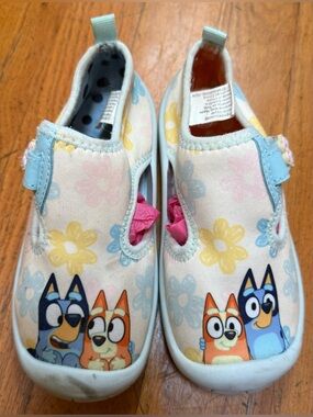 Bluey Girls Water Shoes Size 11 Swim Beach Pool Aqua Socks Floral Bingo Bluey